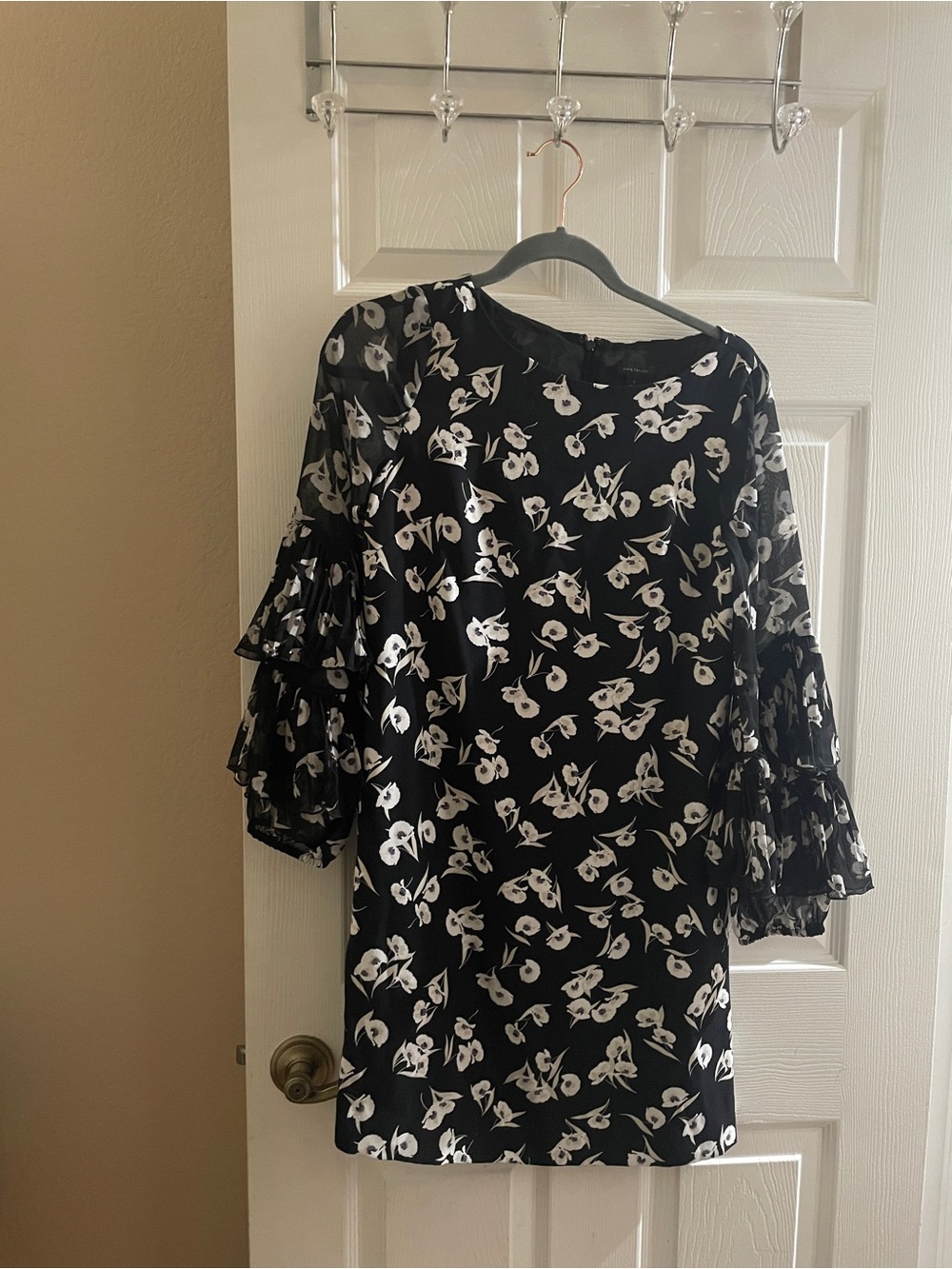 Ann Taylor Black Floral Shift Dress size 2 with Ruffle Sleeves
